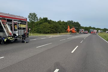 Unfall auf der B189: Frau landet mit Auto auf dem Dach im Graben - Heli im Einsatz