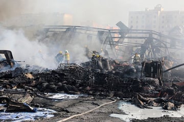 Heftige Explosion vernichtet Lagerhalle - über 160 Verletzte und ein Toter