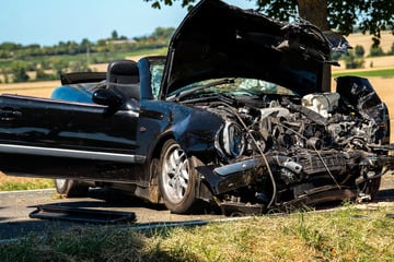 Auto schleudert in Gegenverkehr: Drei Schwerverletzte bei Frontalcrash