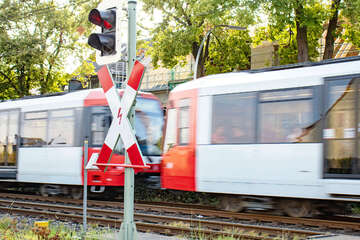 Stadtbahn erfasst Fußgänger frontal: Mann kommt schwer verletzt in Klinik