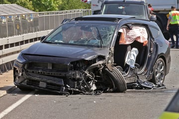 Totalschaden nach heftigem Crash: Autobahnzubringer stundenlang gesperrt