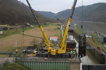 Schleusen-Unfall auf der Mosel: Spezialkran muss anrücken - 70 Schiffe stecken weiter fest