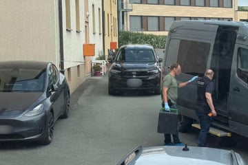 Heftiger Streit endet tödlich: 25-Jährige soll Mann (†31) in seiner Wohnung erstochen haben