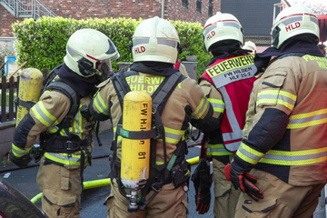 Feuer in Mehrfamilienhaus in Hilden: Einsatzkräfte finden leblosen 52-Jährigen in Brandwohnung