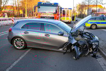 Stau auf der Max-Liebermann-Straße: Mercedes kracht gegen Laterne