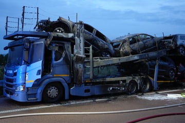 Unfall A14: A14 bis in Morgenstunden gesperrt: Mit E-Autos beladener Laster gerät in Brand