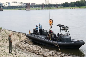 Bundeswehr-Boot fährt bei NRW-Tag auf Grund: Feuerwehr scheitert mit Kran