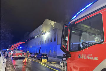 Berlin: Wohnung brennt in Berlin-Tegel: Flammen schlagen aus Fenstern