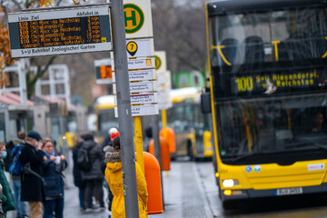 Berlin: Rentner mit Spuck-Attacke: Maskenzoff im Bus artet in handfeste Rauferei aus!