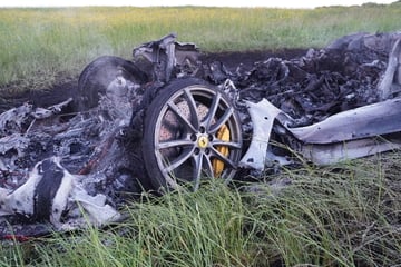Unfall A96: Mit mehr als 200 km/h! Ferrari-Fahrer verliert Kontrolle, Sportwagen brennt komplett aus
