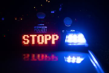 Wilde Verfolgungsjagd ohne Führerschein: Motorradfahrer (21) kracht in Polizeiwagen