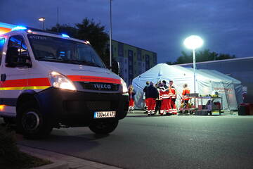 Anwohner nach Kellerbrand evakuiert: Zwei Verletzte bei Doppel-Brandstiftung