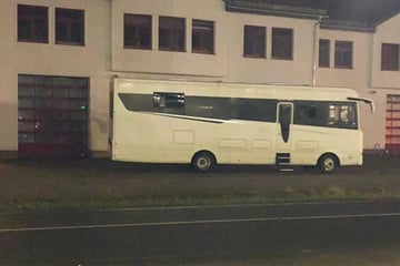 Kameraden richtig sauer: Fahrer parkt Wohnmobil vor Feuerwehr und haut einfach ab