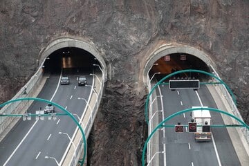 Unfall A17: Rauch in Dresdner A17-Tunnel: Betriebszentrale muss Sperrung einleiten