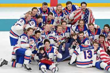 Ergreifender Moment mit seinen Kindern: Olympiasieger ehren toten Teamkollegen