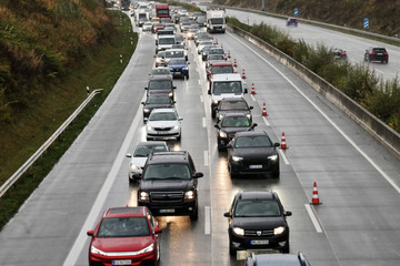 Unfall A71: Transporter übersieht Audi: Zwei Kinder verletzt, A71 voll gesperrt