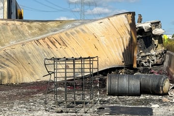 Unfall A8: A8 in Bayern nach tödlichem Lkw-Unfall gesperrt: Fahrzeug kippt auf Autobahn um und fängt Feuer
