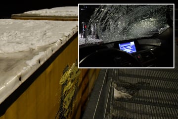 Unfall A9: Mitten auf der A9: Eisscholle fliegt vom Lastwagen-Dach auf BMW-Frontscheibe