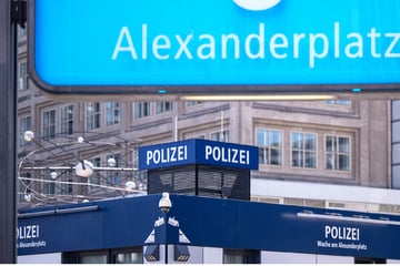 Betrunkenen in der Alex-Wache bewusstlos geschlagen: Ex-Beamter verurteilt