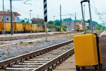 Rätselhafte umhüllte Flaschen in Koffer: Polizei sperrt Bahnhof großräumig ab