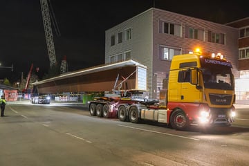 40 Meter lang und 90 Tonnen schwer: Hier rollt eine Fertigbrücke mitten durch NRW-Stadt