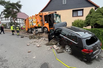Schwerer Unfall: Müllauto hinterlässt Schneise der Verwüstung