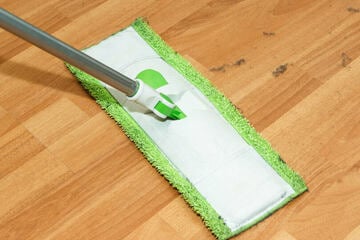 Holzboden reinigen: Tipps zur schonenden, aber effektiven Reinigung