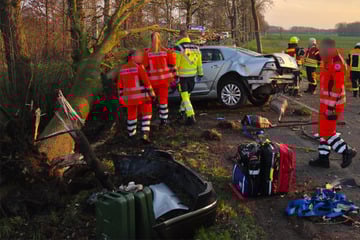 Tödlicher Unfall! VW-Fahrer prallt gegen Baum und verstirbt vor Ort