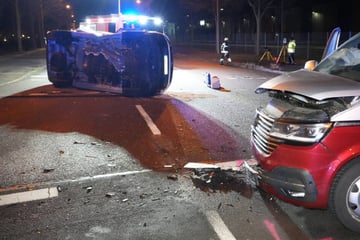 Transporter kracht bei Unfall in Leipzig auf die Seite: Zwei Verletzte!