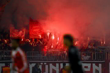 Pyro-Irrsinn bei Bayern-Spiel: Fan und Polizist durch Detonation verletzt