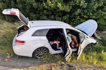 Unfall A38: Hasen ausgewichen: Toyota überschlägt sich auf A38
