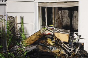Wohnung total ausgebrannt: Feuerwehr evakuiert 17 Personen aus Mehrfamilienhaus