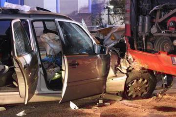 Mercedes kollidiert erst mit Hauswand und kracht dann in Linienbus