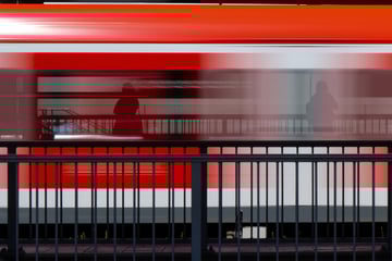 München: Wegen Telefonat: Fahrgast rastet in S-Bahn völlig aus und schlägt Mann mit Kopf gegen Fensterscheibe