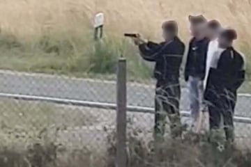 Sorge in 80-Einwohner-Dorf: Jugendliche Flüchtlinge fuchteln mit Pistole herum