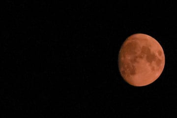 Faszinierendes Himmelsschauspiel: Naturkatastrophe sorgt für roten Mond über Sachsen