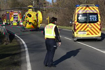 Auto überschlägt sich bei Leipzig: Bundesstraße nach schwerem Unfall gesperrt