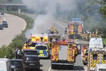 Unfall A23: Unfall auf der A23: Vollsperrung durch brennendes Auto