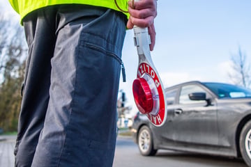 Autofahrer mit Polizei-Kelle gestoppt: Vermeintliche Verkehrskontrolle nimmt überraschende Wendung