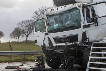 Unfall A1: Heftige Kollision: Lkw-Fahrer stirbt bei Unfall auf der A1