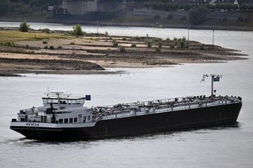 Köln: Weiterhin keine Entspannung: Rhein in Köln hat neuen historischen Tiefstwert