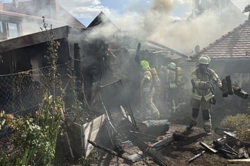 70 Feuerwehrleute im Einsatz: Gartenlaube brennt in Wohnsiedlung