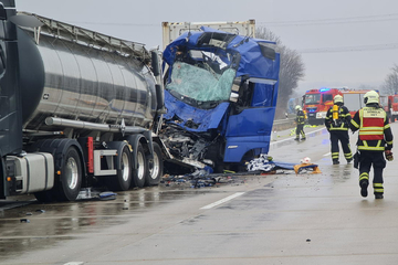 Unfall A14: Lkw kracht auf A14 in Gefahrgut-Transport: Gefährliche Stoffe treten aus!