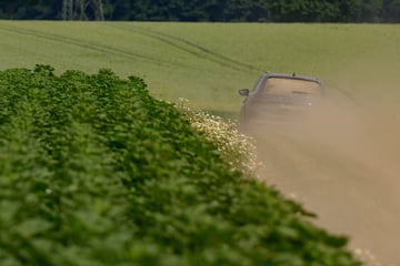 Mann macht an Feldweg Rast und wird brutal überfallen: Angreifer fährt mit seinem Auto weg