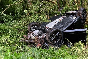 Unfall A66: T-Roc fliegt 50 Meter durch die Luft und kracht gegen Baum: Fahrer (31) hat riesiges Glück
