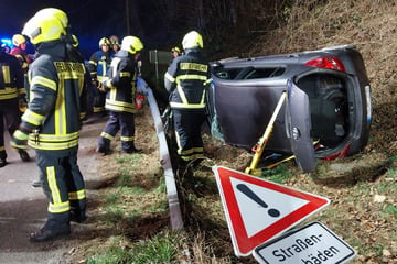 Suff-Fahrt endet in Seitenlage: Feuerwehr muss Schwerverletzten aus Auto befreien