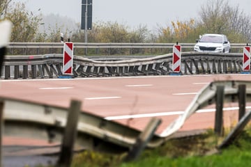 Unfall A4: Mehr als 70.000 Euro Schaden: Stau nach Laster-Unfall auf der A4