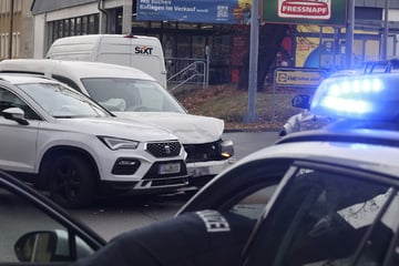 Unfall in Chemnitz: Seat und VW krachen zusammen