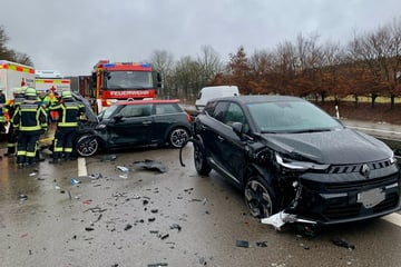 Unfall A96: Unfall auf A96: Verlorene Skihelme sorgen für Massencrash, Verursacher haut ab