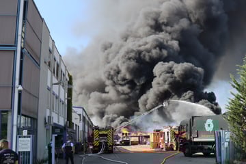 Stuttgart: Meterhoher Rauch über Mannheim: Feuerwehr versucht, Flammen zu bändigen